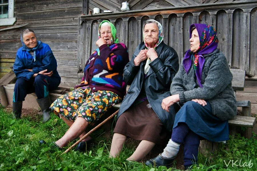 Старше всех 4. Бабки на скамейке в деревне. Бабушки на лавочке в деревне. Жители сельской местности. Пенсионеры в деревне.