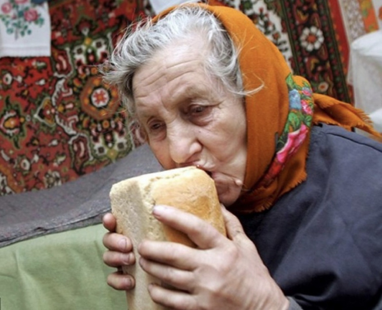 Голодные старики. Бедная бабушка. Бабушка с хлебом. Старушка с хлебом. Голодная бабушка.