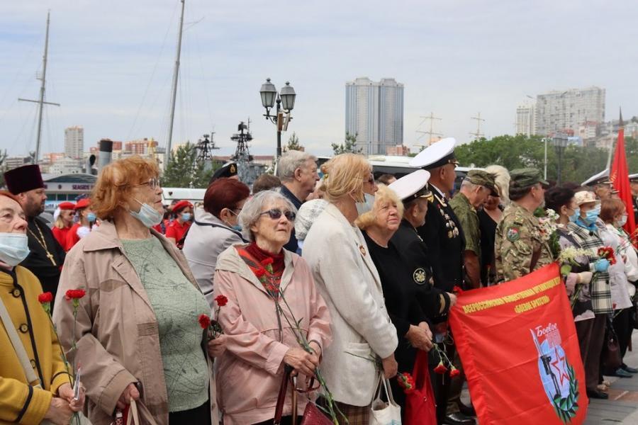 Пенсионеры свыше 80 лет. Возложение цветов. 9 Мая. Возложение цветов к памятнику. С днем Победы.