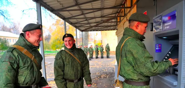 13 военным пенсионерам