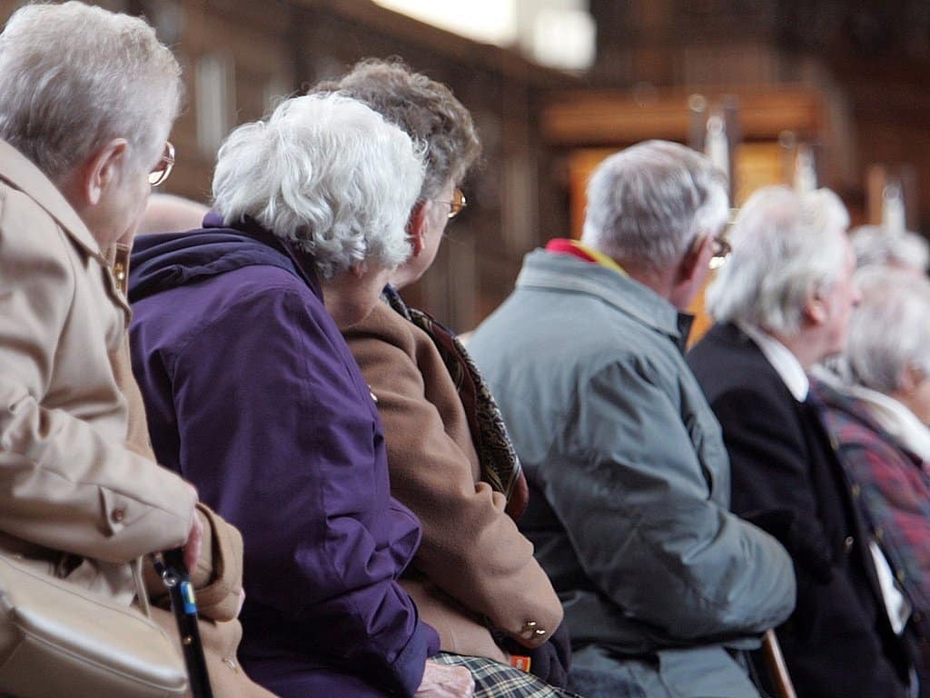 Пенсионеры. Повышение пенсионного возраста. Толпа пожилых людей. Пенсионеры Беларусь.