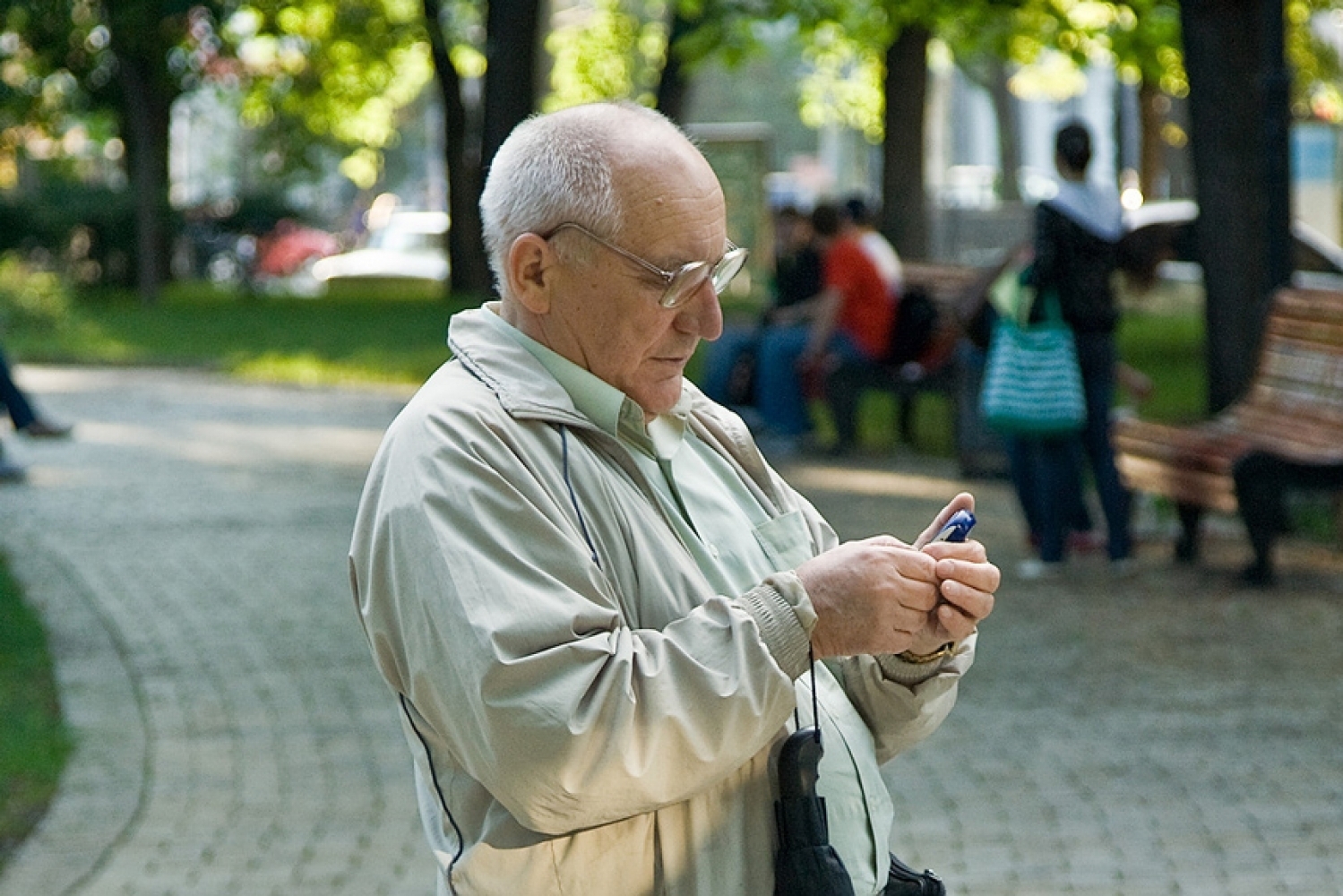 Телефон для пенсионеров 2024. Дед с телефоном. Старик со смартфоном. Пенсионер с телефоном в руке. Дедушка с мобильником.
