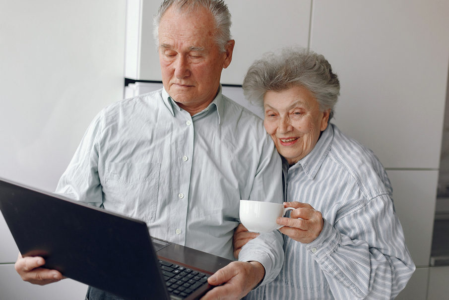 Пенсионер м. Общение с пожилыми людьми. Общение пенсионеров. Поддержка пенсионеров. Поддержка пожилых людей.