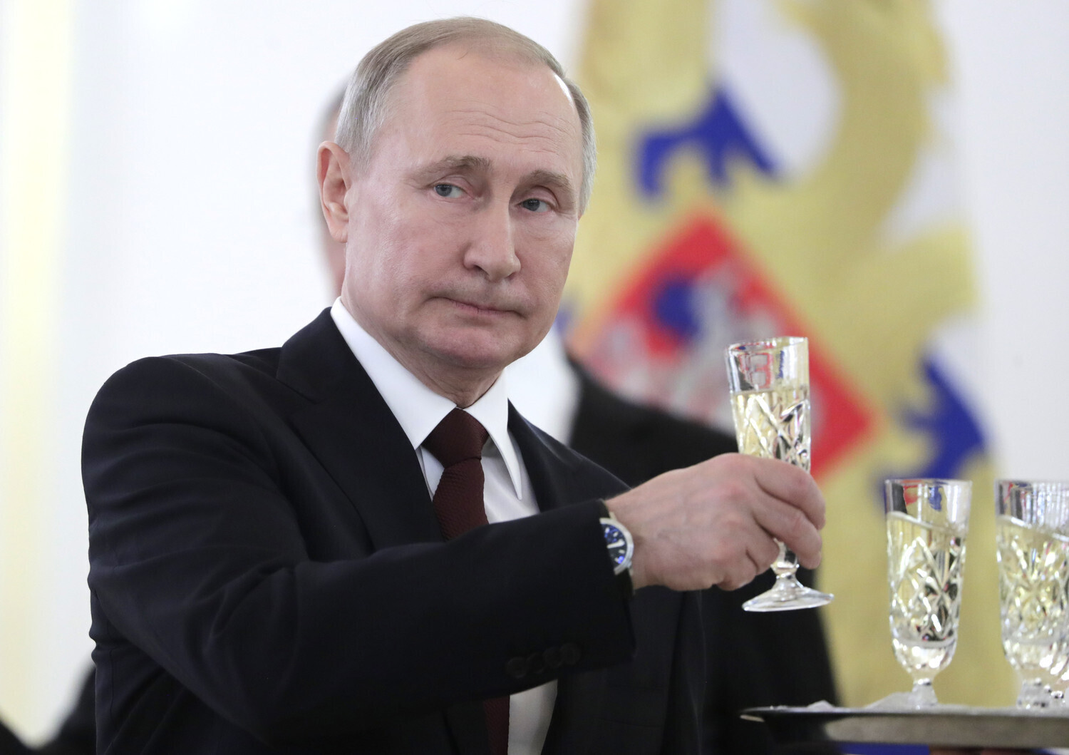 Путин с бокалом шампанского
