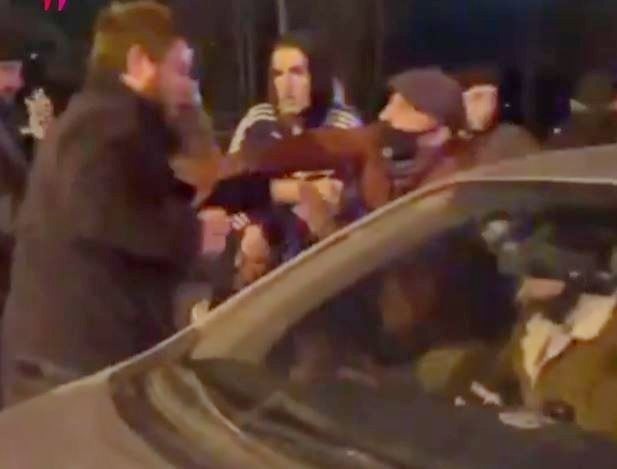 Таксист извинись. Чеченцы напали на микроавтобус. Чеченцы напали на микроавтобус. Автостекла на микроавтобусы. Чеченцы напали на микроавтобус.