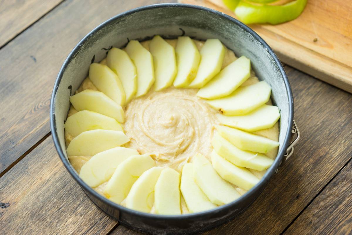 Рецепт шарлотки с яблоками в духовке: пошаговая инструкция