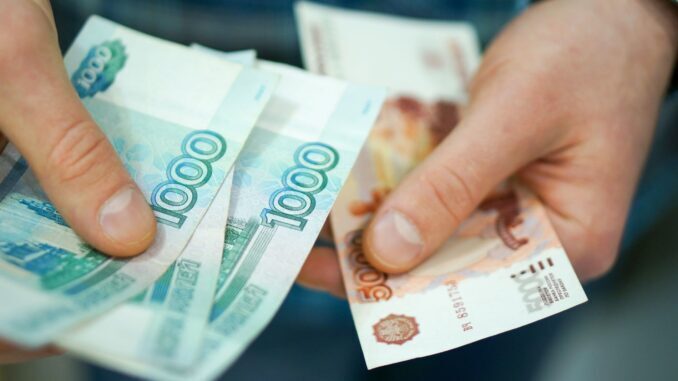 когда будут давать по 10 тысяч рублей в 2021 году какого числа. 0dbceeb31bc126aefceb6c7ef3544fbe. когда будут давать по 10 тысяч рублей в 2021 году какого числа фото. когда будут давать по 10 тысяч рублей в 2021 году какого числа-0dbceeb31bc126aefceb6c7ef3544fbe. картинка когда будут давать по 10 тысяч рублей в 2021 году какого числа. картинка 0dbceeb31bc126aefceb6c7ef3544fbe. Выплатят ли по 10 000 рублей в ноябре россиянам? В Москве введен настоящий локдаун, страна уходит на очередной карантин с закрытием многих торговых и развлекательных заведений. На фоне таких ограничений россияне ждут от руководства страны поддержки и лучше бы в виде уже привычных денежных выплат. На горизонте Новый год и деньги были бы очень кстати к новогоднему столу и покупке подарков. Так будет ли выплата на этот раз, попробуем разобраться вместе.