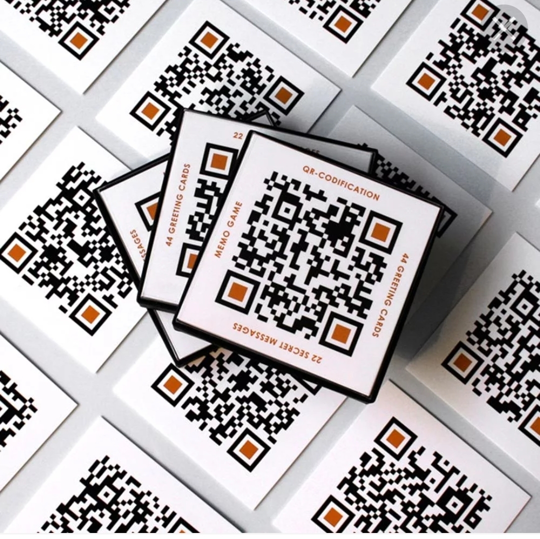 Стенд для qr кода. Сканирование qr кода смартфоном. Телефон сканирует qr код. Разновидности qr кодов. Человек считывает qr код.