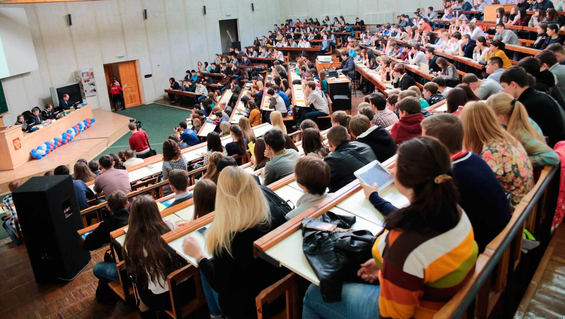 Будущие российского образования. Аудитория в вузе. Студенты в аудитории. Лекция в вузе. Аудитория в университете со студентами.