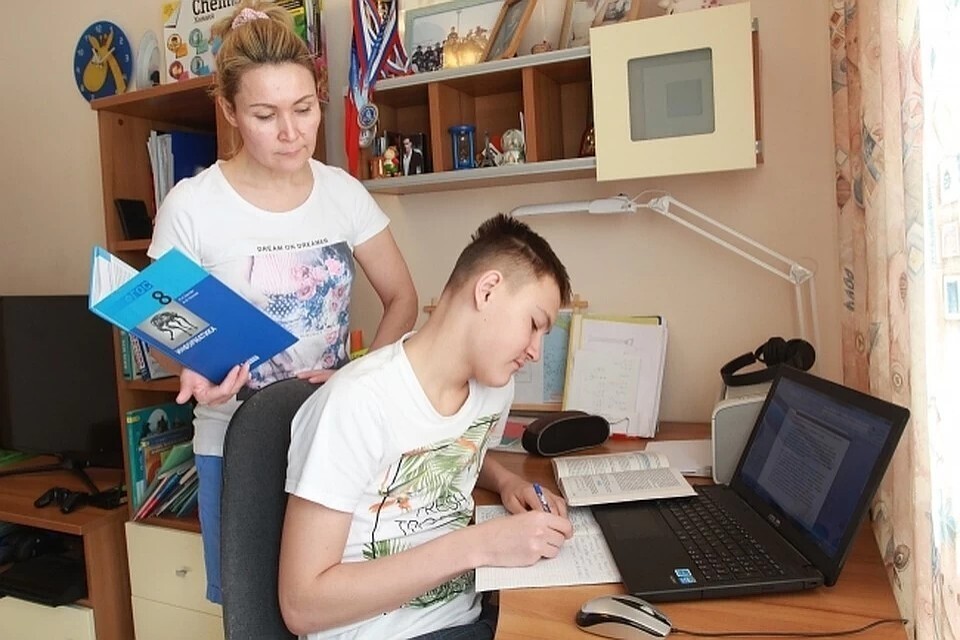 Дистанционное обучение в школах москвы после теракта. Родители школьников. Школьник с родителями. Родители и старшеклассники. Школьники на дистанте.