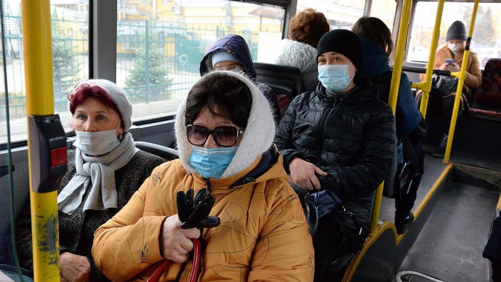 Маски общественные места. Масочный режим в Барнауле. Люди в масках в транспорте. Пассажиры в масках в автобусе. Люди в масках в автобусе.