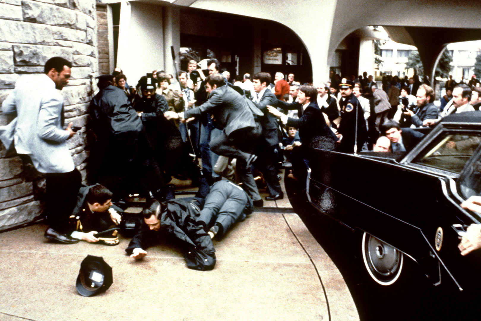 Покушение на смерть. Покушение на Рональда Рейгана 1981. Джон Хинкли покушение на Рейгана. Рональд Рейган 1981.