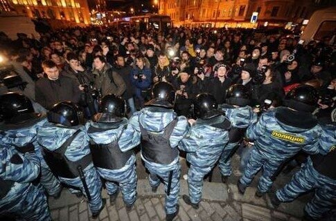 Почему народ сейчас так недоволен властью. Мнения экспертов.