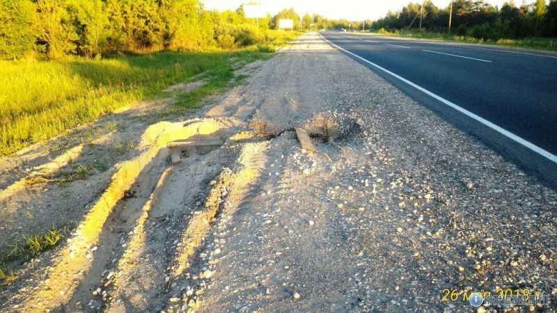 В случае когда правые колеса автомобиля наезжают на неукрепленную влажную обочину рекомендуется пдд