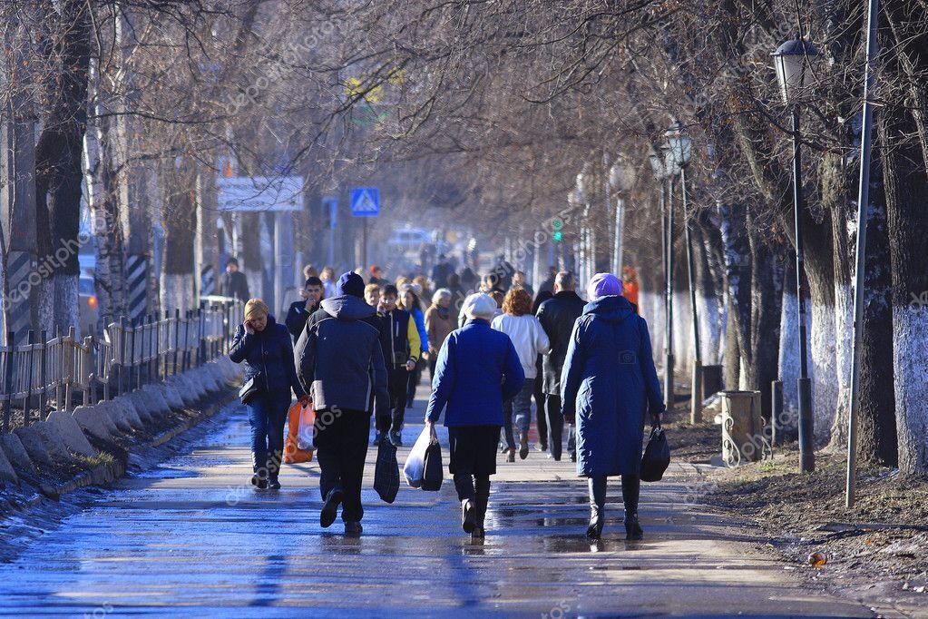 Добавят в декабре. Ноябрь декабрь. Толпы людей в Вологде. Декабрь в России. Фото толпы людей на улице Перми зимой.