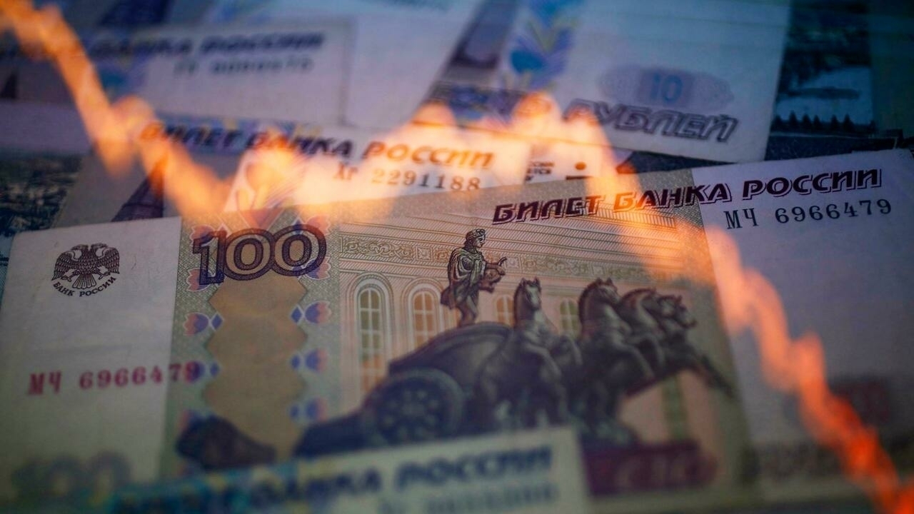 Рубль теряет позиции. Что дальше? «Аккуратная девальвация» или стагфляция -  Будет ли девальвация рубля в