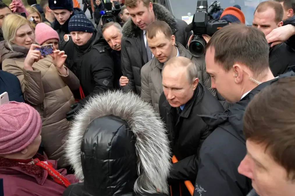 Исключить из народа. Толпа чиновников.