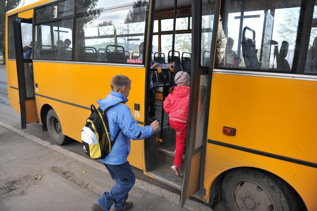 Включи автобус дети. Автобус для детей. Школьный автобус школьники. Автобус для перевозки детей. Садиться в автобус.