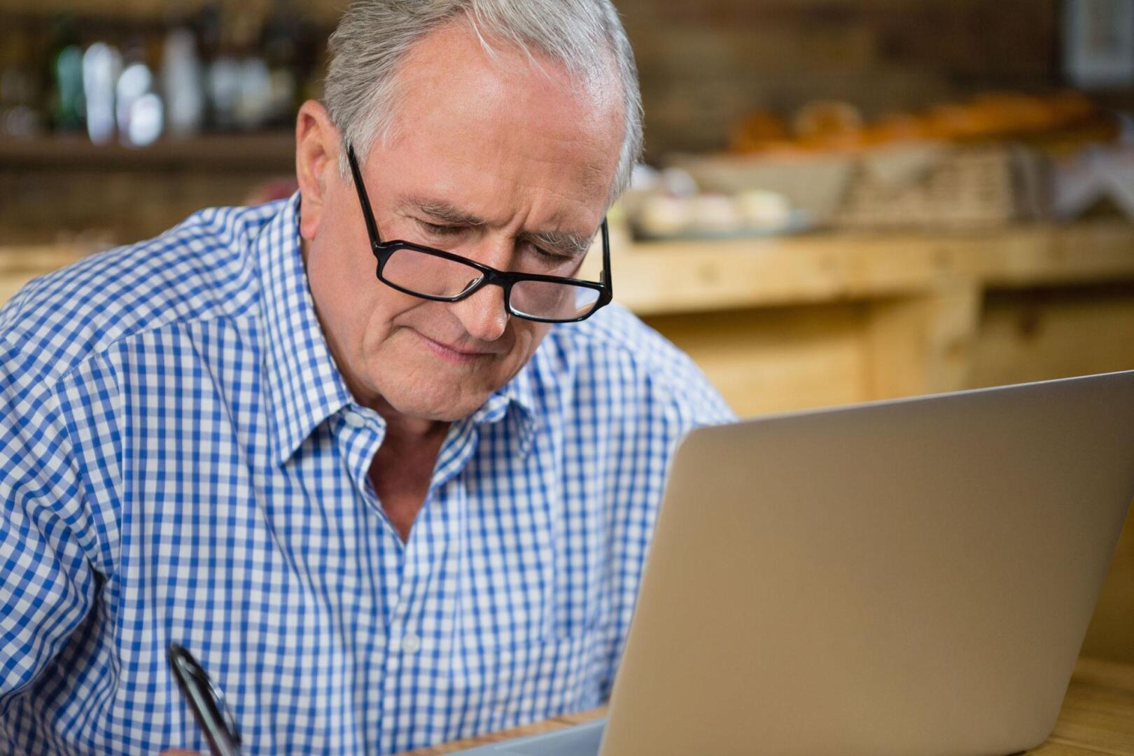 Работающие пенсионеры 2015 года. Работающие пенсионеры. Советский стаж. Retired man. Man working on Computer.