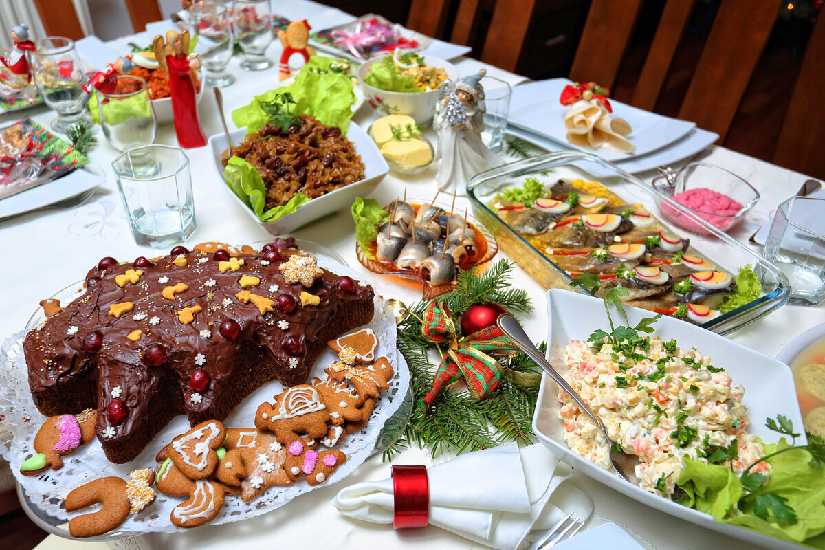 Праздничный стол на Новый 2022 год, новогоднее меню, какие блюда и салаты можно приготовить (рецепты)