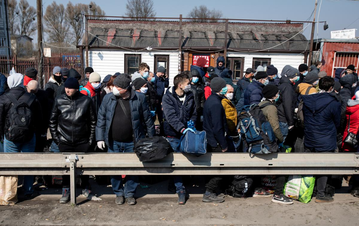 Видео депортации мигрантов. Украинские заробитчане в Польше. Заробитчане из Украины в Польше. Украинские мигранты. Украинские гастарбайтеры в Польше.