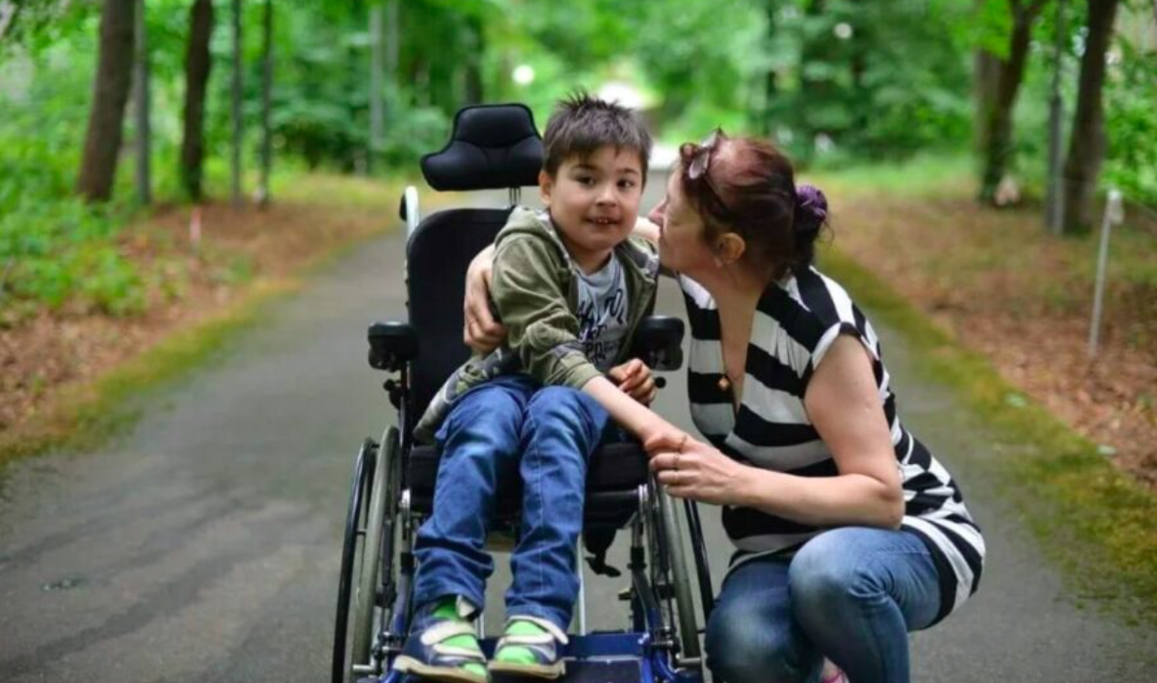 Опекун матери инвалида. Дети инвалиды. Родители детей инвалидов. Семья с инвалидом. Семьи воспитывающие детей инвалидов.