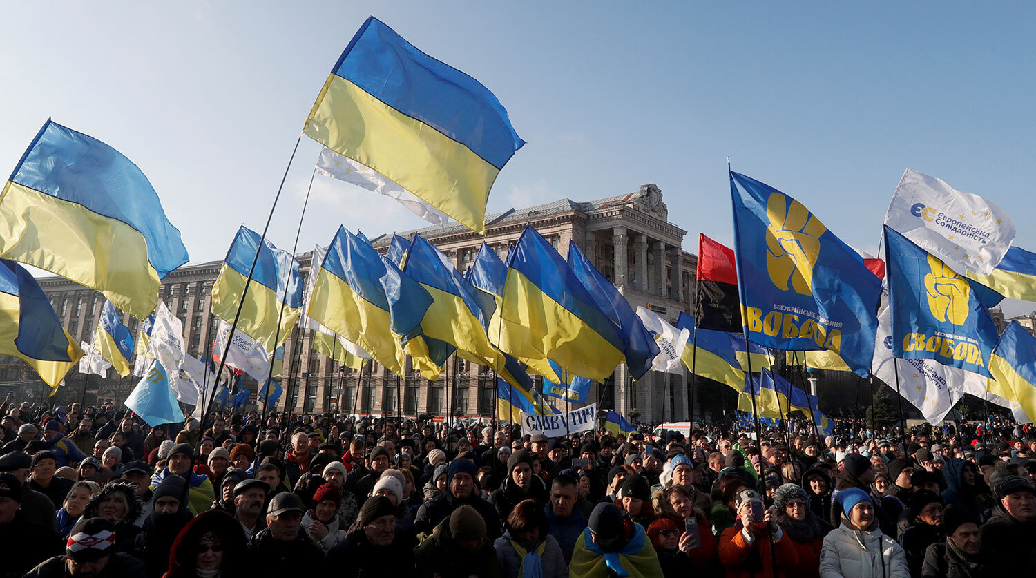Киев против россии. Митинг Украина. Украинцы с флагом. Киев флаг Украины. Украинцы митинг.