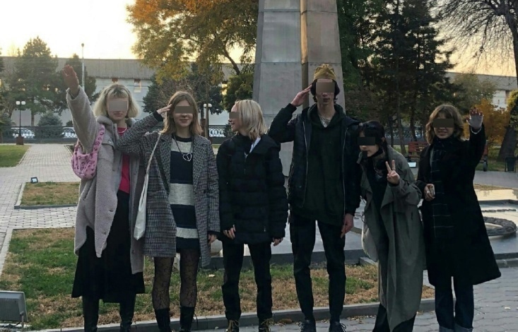 Нацистское приветствие возле мемориала павшим советским военнослужащим в ВОВ. Разве за это воевали наши деды и прадеды?