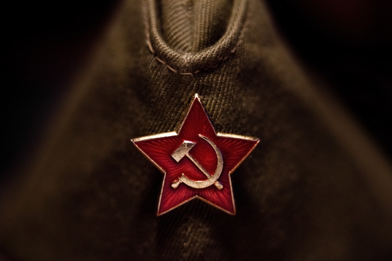 Нацистское приветствие возле мемориала павшим советским военнослужащим ...