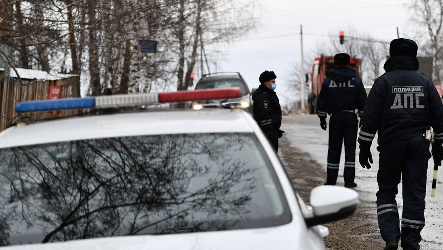 Полиция вскрывает автомобиль