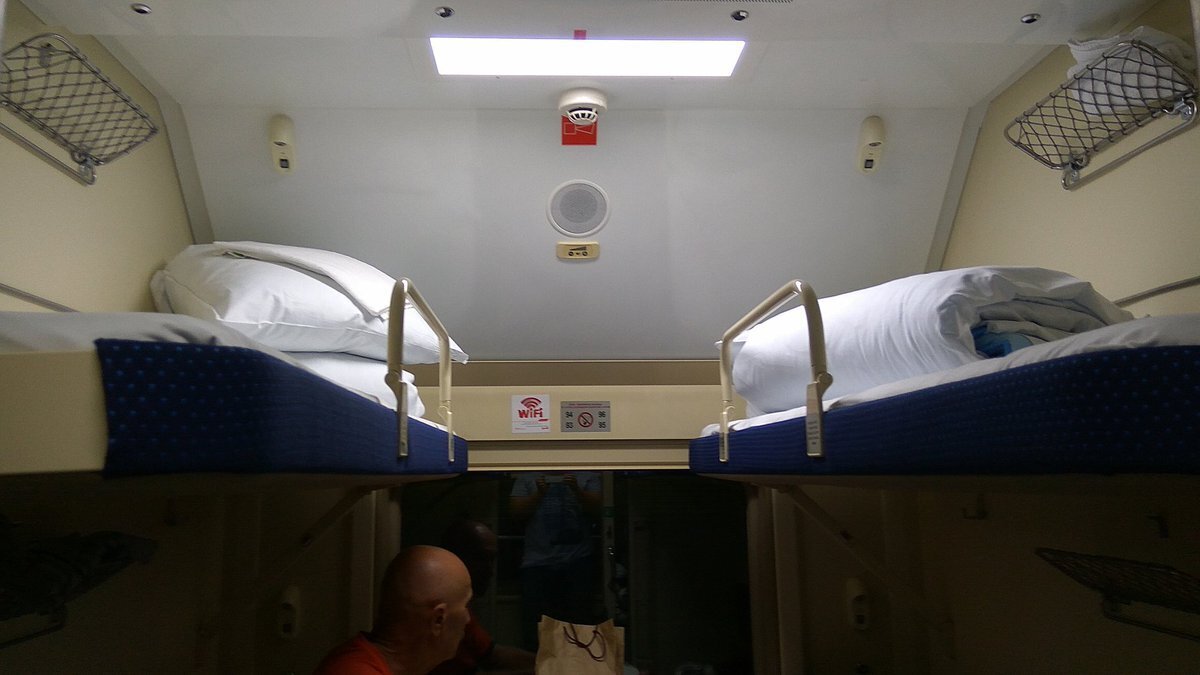 Место для багажа в двухэтажном поезде