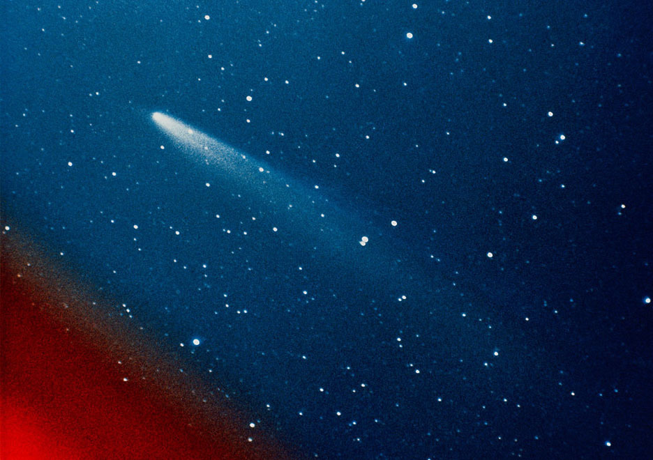 Насколько ярко. Звездное небо с кометой. Галактика Комета. Галактика Комета фото. Комета Когоутека 1973 год фото.
