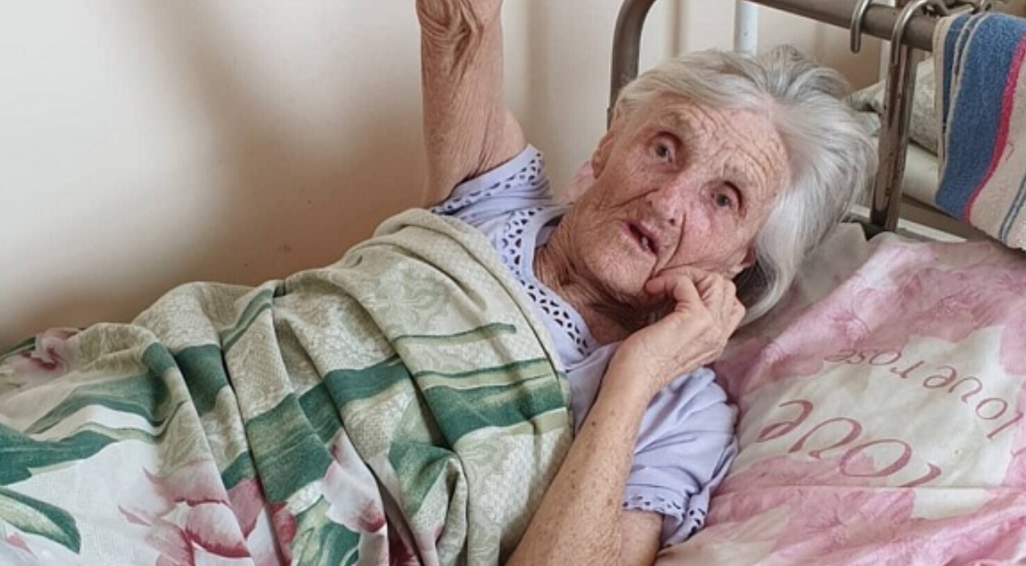 Старая женщина в больнице