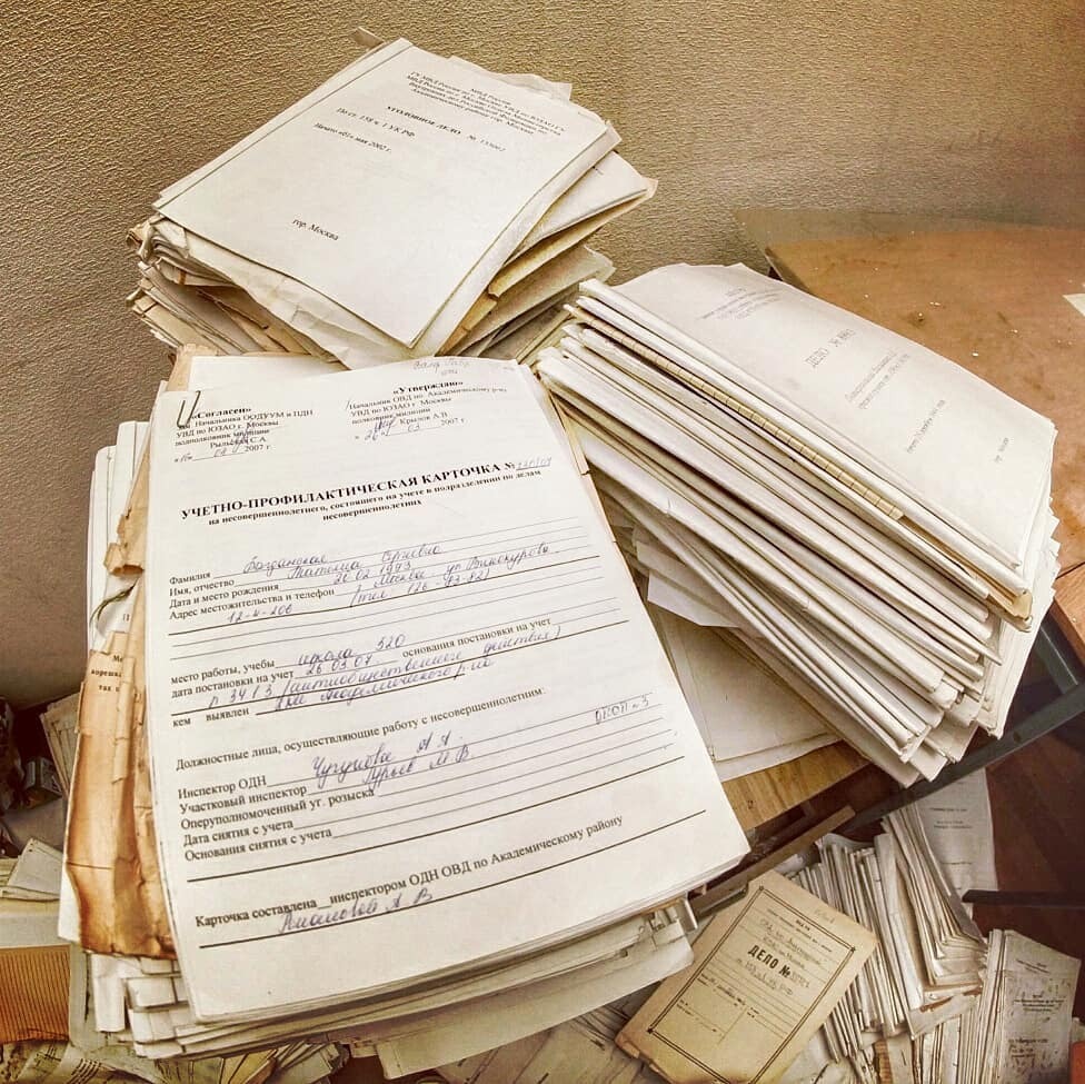 На столе лежали не распечатанные письма. Документы. Стопка документов. Куча документов. Бумаги документы.