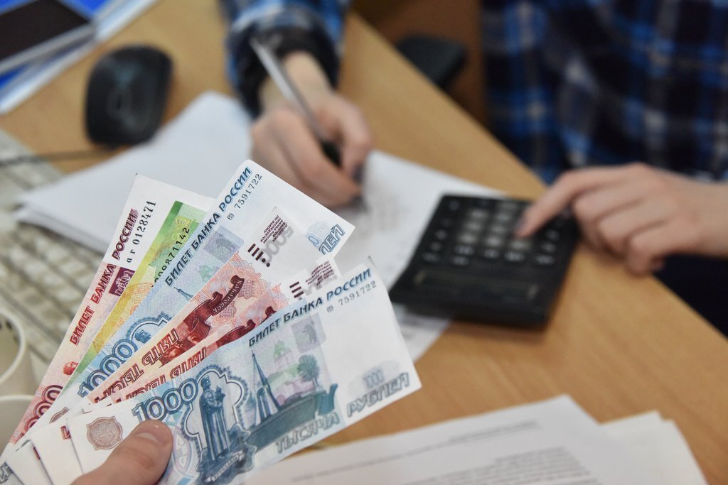 Бюджетникам две зарплаты к Новому 2022 году, дадут или нет, когда выплатят зарплату за январь: последние новости