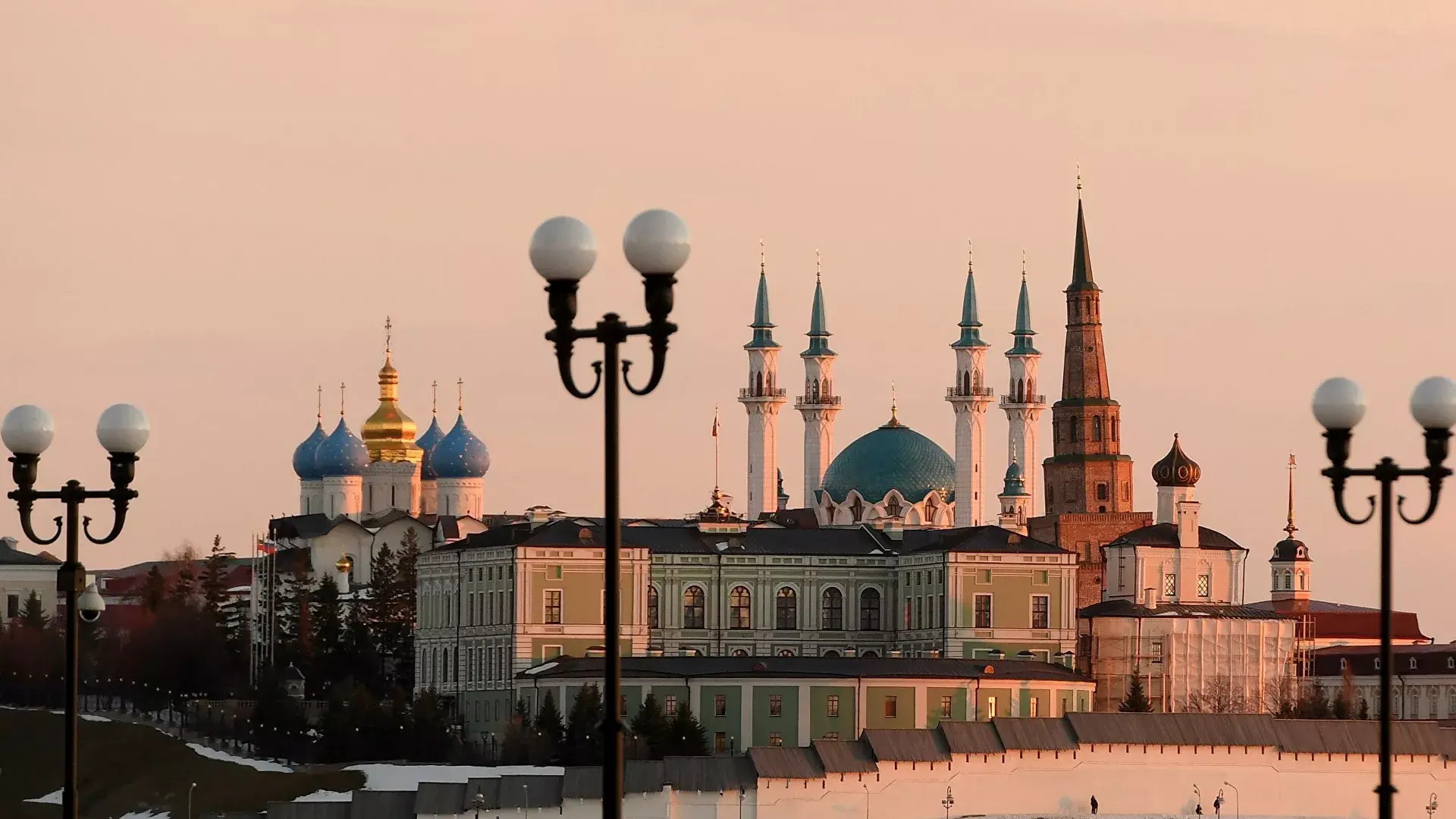 Казань находится в татарстане. Соборная мечеть в Казани. Казань мечеть и Церковь рядом. Малиновый звон Казанский Кремль. Мечеть Рамазан Казань.