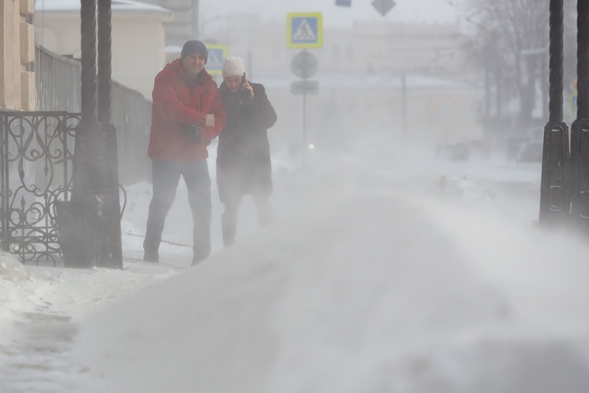 Снег сильный будет. Сильный снегопад в Питере. Сильная метель в Москве. Сильный ветер зимой. Снегопад, метель, сильный ветер.