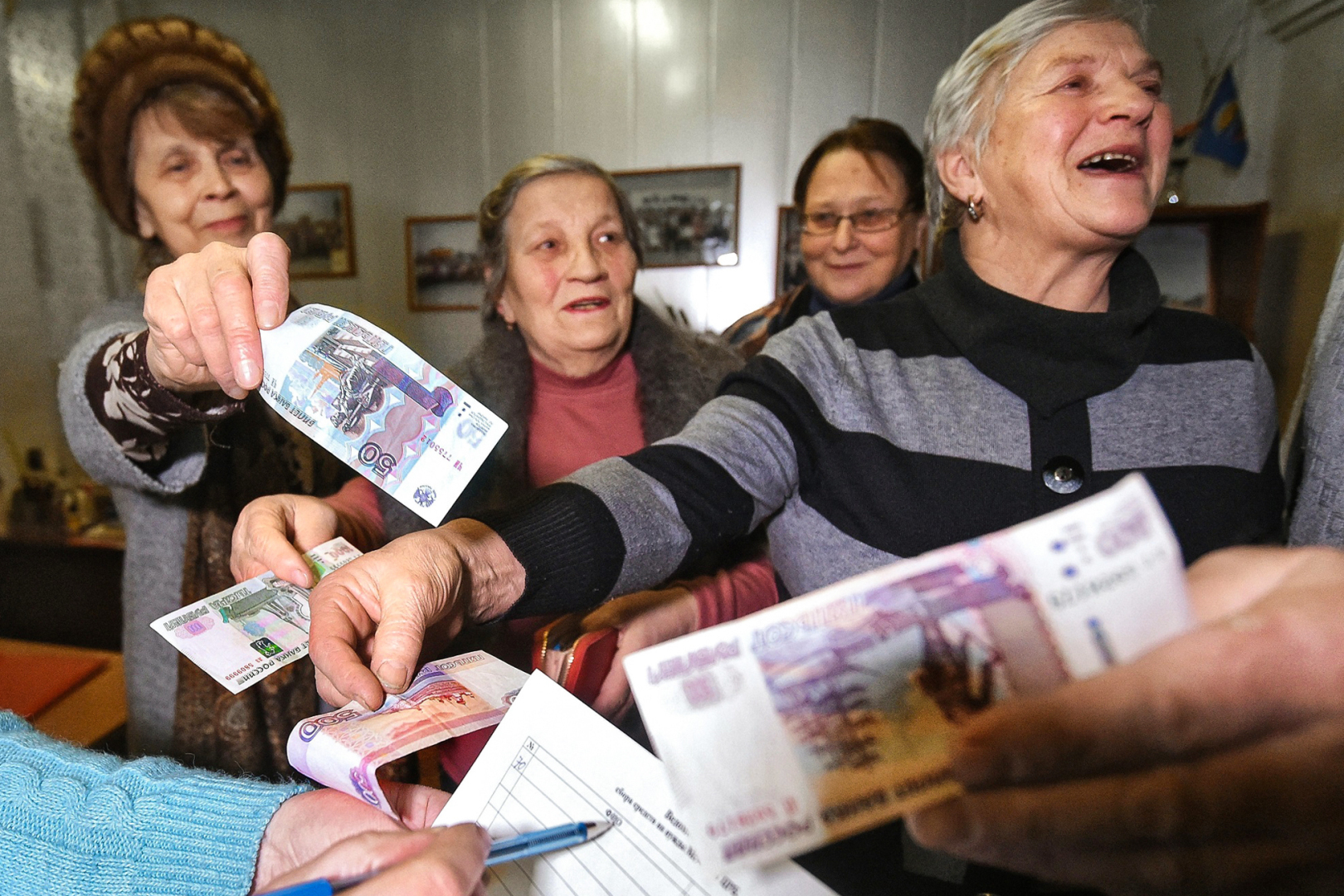 Г апреля пенсионерам. Бабушка с деньгами. Пенсионер с деньгами. Пенсионеры пенсия. Российские пенсионеры.