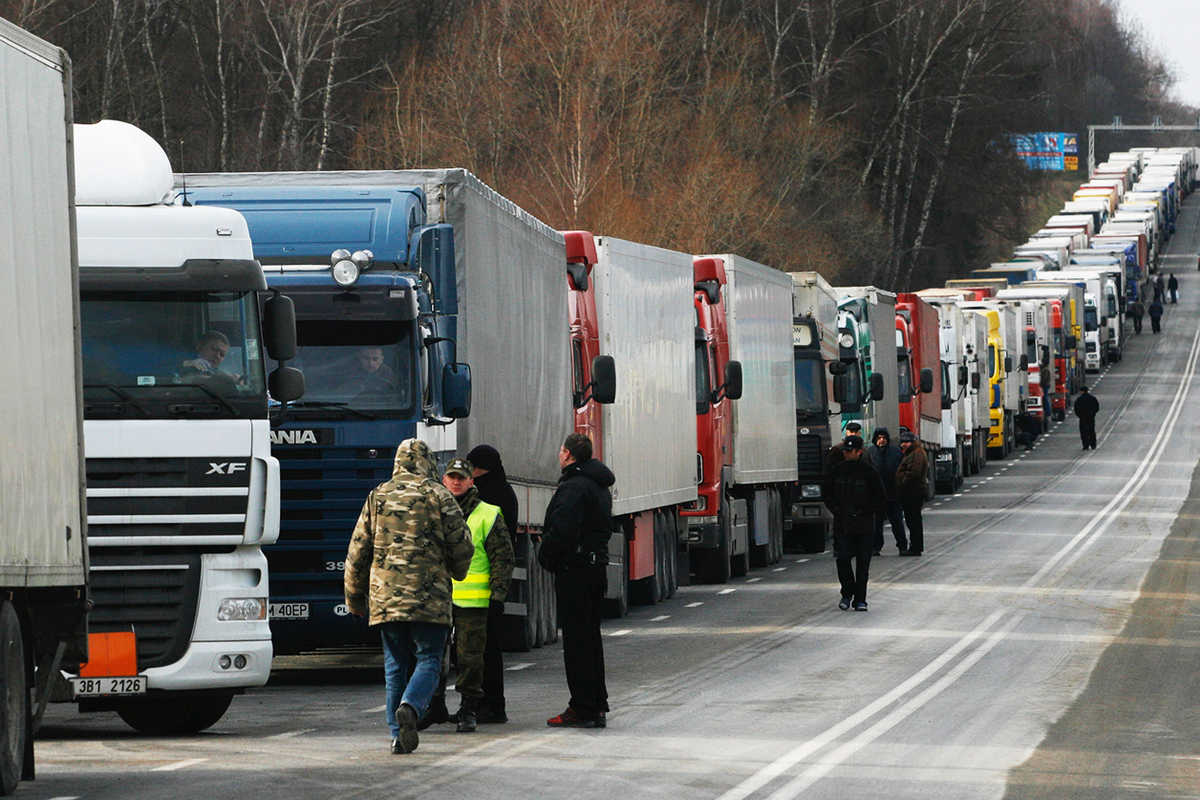 Грузовики на границе. Фуры литовско белорусская граница. Фуры на таможне. Пробка грузовые машины.