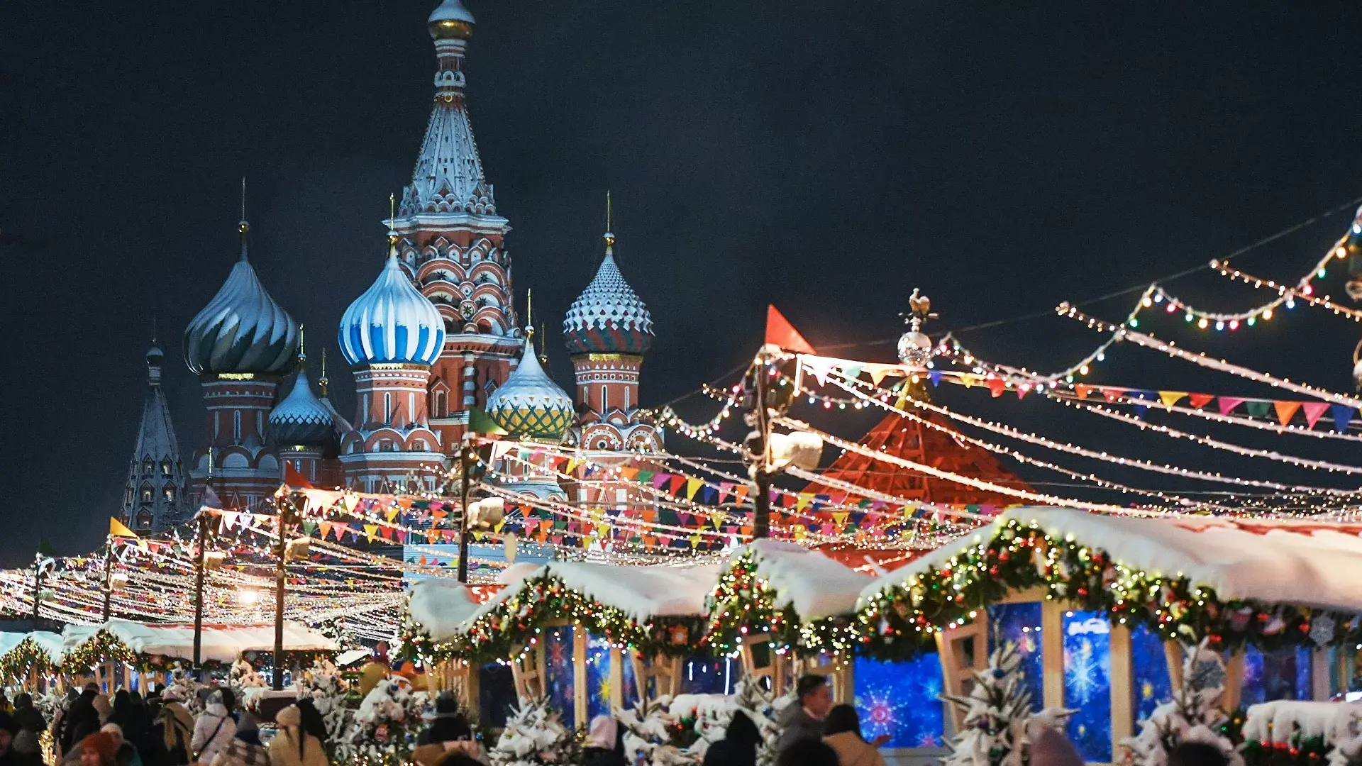 Куда поехать в москве на праздники. Красная площадь Москва сейчас 2021. Новогодняя ярмарка в Москве на красной площади 2022. Елка на красной площади 2021 в Москве. Новогодняя красная площадь.