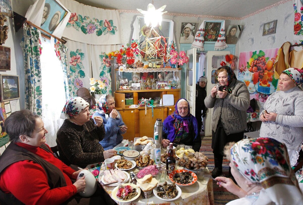 Гости в деревне. Новогоднее застолье в деревне. Рождественское застолье в деревне. Празднование Рождества в деревне. Рождественский стол деревенский.