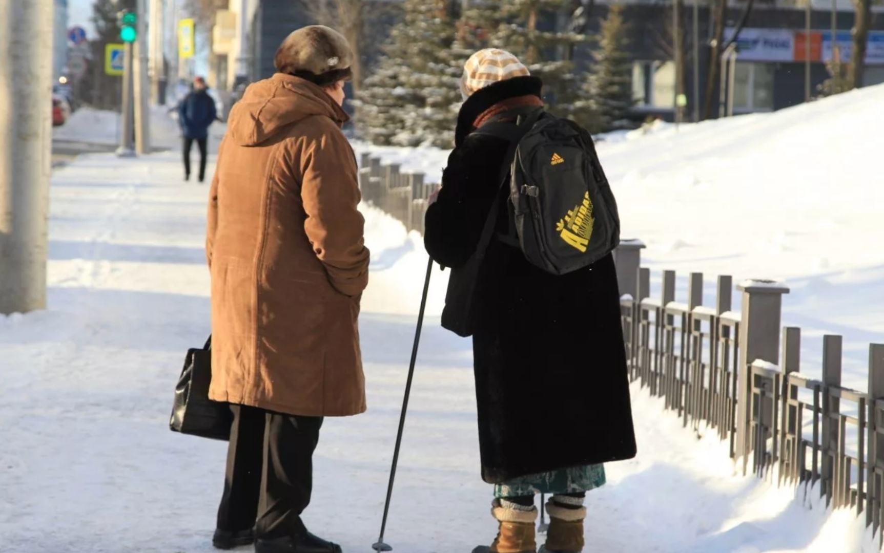 Какие новости про пенсию. Пенсионеры зима. Пенсионеры в России. Пенсионеры на улице зимой. Российские пенсионеры.