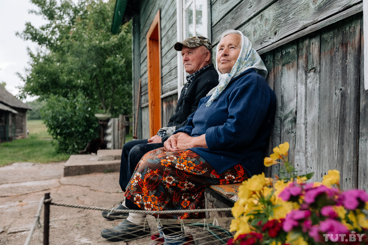 Сельский пенсионеры. Пенсионеры в деревне. Пенсионеры на селе. Городские пенсионеры в деревне. Сразу вся деревня узнала.