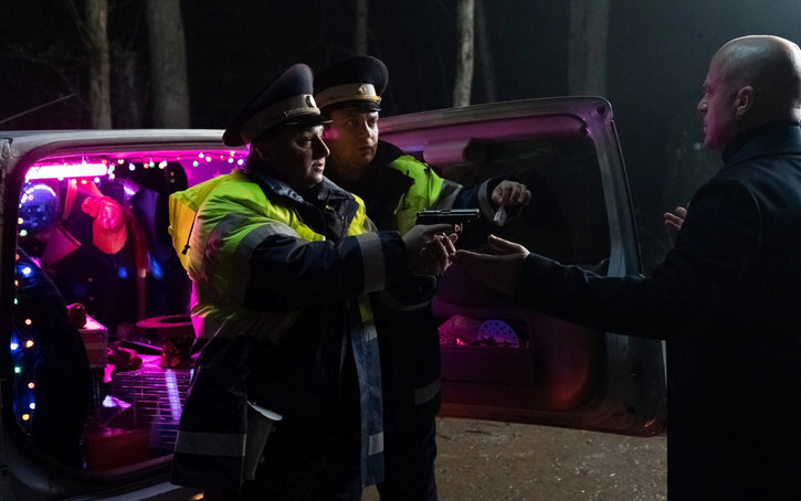 "Бесит" (сериал, 2021) все серии 1, 2, 3, 4, 5, 6 подряд