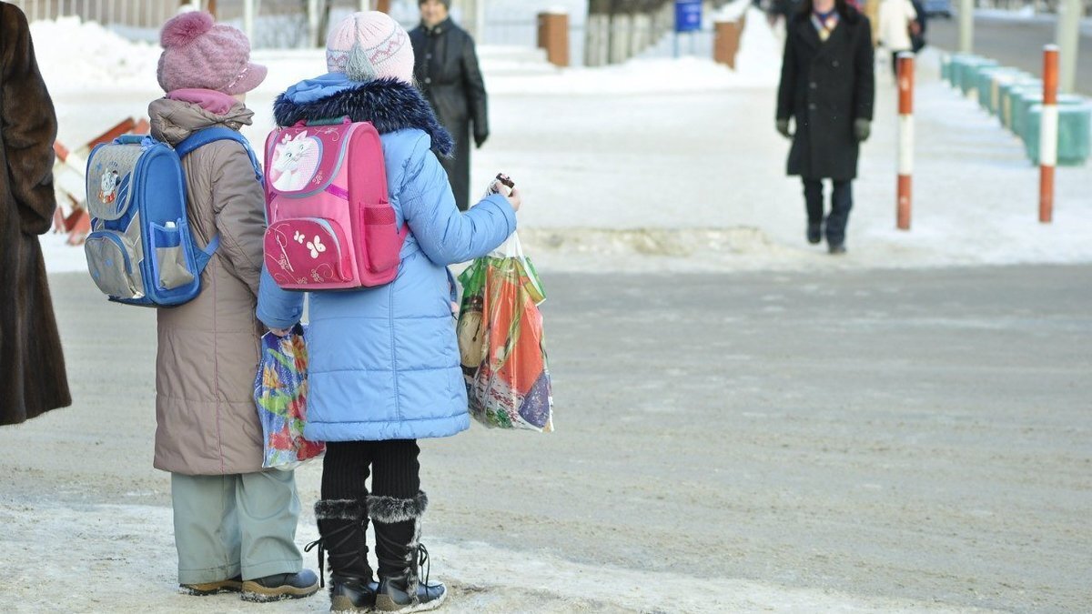 Дети на дороге зимой