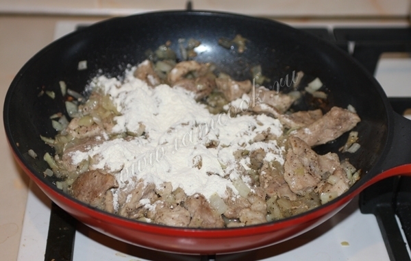 Гуляш с квашеной капустой. Добавлять ли в гуляш муку. Тушеный гуляш мясом. Гуляш с солеными огурцами рецепт. Добавлять ли в гуляш муку.