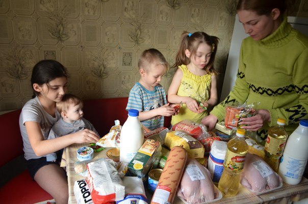 Малоимущая семья. Питание в многодетной семье. Продукты многодетным семьям. Многодетная семья с едой. Питание детское малоимущим.