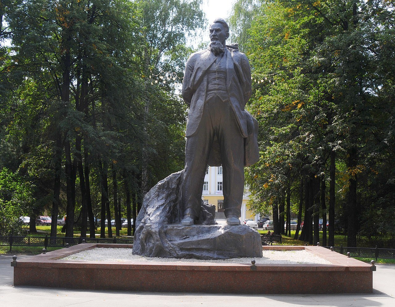 Площадь курчатов
