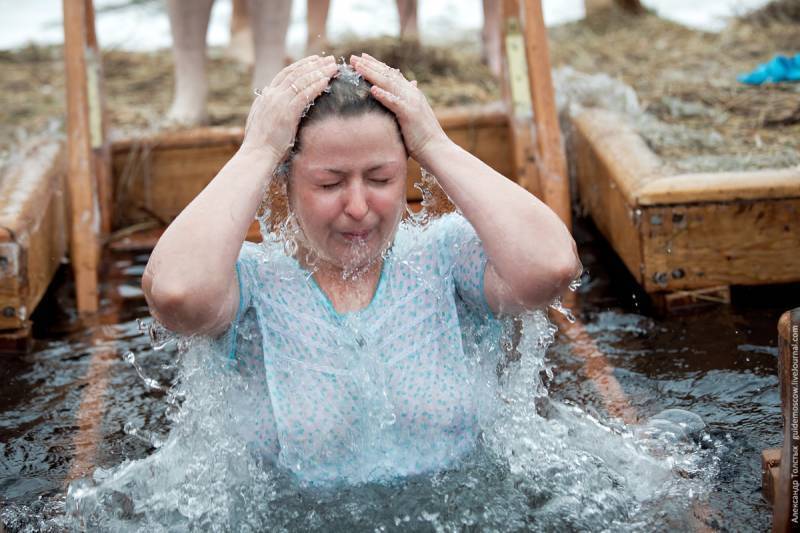 Женщины и девушки на Крещение, которые окунаются без одежды