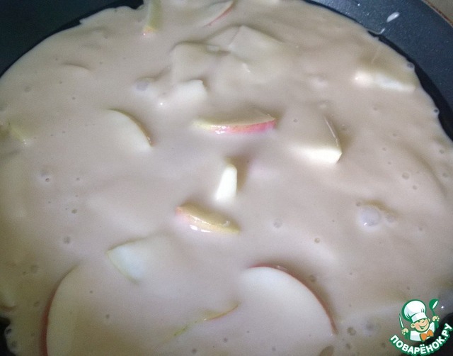 Шарлотка с яблоками рецепт на сковороде на газу фото пошагово